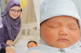 Hari ini, aafiyah sudah setahun umurnya dan yang malah siti turut mendoakan agar anaknya itu sentiasa merendah diri dan sentiasa menghormati orang lain. Siti Nurhaliza Akhirnya Dedah Wajah Anak Kedua Pilih Nama Muhammad Afwa Hiburan Mstar