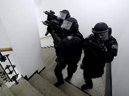 Anonym gepostete echte gehälter von mitarbeitern bei cobra. Cobraeinsatz Wiener Bedrohte Freundin Im Waldviertel Mit Waffe Osterreich Vienna At