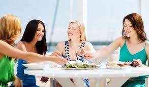 En suivant quelques règles d'hygiène simples, vous pouvez éviter l'invasion des mouches : Comment Eloigner Les Mouches Quand On Mange Dehors Passionsante Be