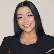 Julia Gold's Instagram, Twitter & Facebook