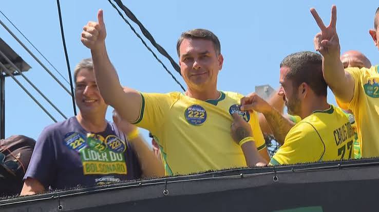 Flávio Bolsonaro participa de evento de campanha na Baixada Fluminense | G1