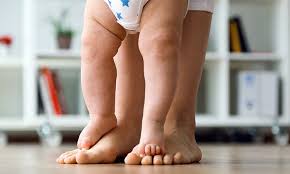 Le problème apparaît lorsque le bord d'un ongle (généralement de pied) rentre dans la chair qui l'entoure. Comment Soigner Les Ongles Incarnes De Bebe Pampers Fr
