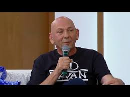 O empresário luciano hang, dono da rede de lojas havan, perdeu us$ 900 milhões (cerca de r$ 5 bilhões na cotação atual) da fortuna que tinha em 2020. Luciana Gimenez Entrevista Dono Da Havan Luciano Hang Youtube