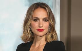 Portman's long been a part of the thor franchise but she's been relegated to a supporting player in those films. Natalie Portman Wird Zu Lady Thor
