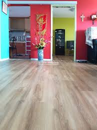 Hybrid Eco Rigidtech Flooring Hert Contrast Your Bright Coloured Home Decor With This Natural Wood Colour Floor Vinyl Flooring Flooring Wood Colors