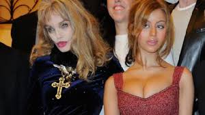 Voici un mix des meilleurs moment du film un indien dans la ville !synopsis : Arielle Dombasle Actrice Chanteuse Interprete Realisateur Metteur En Scene Scenariste Premiere Fr