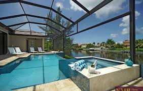 Exklusive Ferienvilla Neubau Im Sudwesten Von Cape Coral Mit Beheiztem Uberlauf Pool Spa Grosser Uberdachter Terrasse Mit A Uberdachte Terrasse Villa Pool