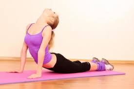 Es un ejercicio clave para reducir el riesgo de padecer dolor lumbar ya que se focaliza en el glúteo medio, un músculo habitualmente débil. Una Simple Rutina De Estiramientos Para Tus Lumbares