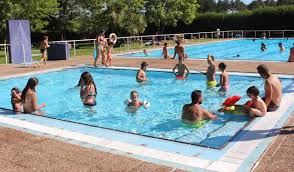 La piscina municipal de Cospeito ofrece hoy juegos e hinchables ...