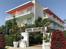 Encantador restaurante, de estilo amplio y luminoso y con vistas a la piscina. Beautiful Residential Neighborhood Three Minutes Walk From Perfect Beach Picture Of Hotel Ibersol Antemare Sitges Tripadvisor