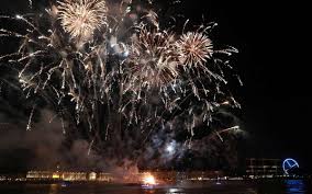 Malheureusement la fumée des fusées et autres bombes est restée très présente tout au long du spectacle pour envahir le pas de tir et même un peu plus au moment du bouquet final donnant une ambiance très rock grâce à. Bordeaux Fete Le Fleuve Ou Et Quand Voir Le Spectacle Pyrotechnique
