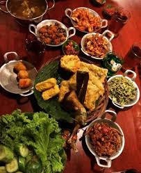 Selain itu, makanan khas sunda yang sering dikenal banyak orang antara lain nasi timbel, lalapan, serta sambal dadak. 7 Rumah Makan Sunda Recommended Di Bandung Restoran Bandung