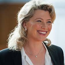 Cécile Bois (Candice Renoir, saison 4) : « Candice gère mal tout ce qui  touche à l'affect »