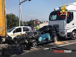 Incidente in autostrada, viabilità nel caos in a7 e a12: Incidente In Autostrada Auto Finisce Schiacciata Tra Due Tir Muore Un Uomo