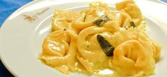Di farina, 1 kg di polpa di zucca gialla, parmigiano reggiano grattugiato, pangrattato, 1 uovo, noce moscata, 2 foglie di erba salvia 100 gr. Ferrara Cappellacci Di Zucca Emilia Romagna Italia Piatti Tipici Ferrara Piatti Tradizionali Ferrara Piatti Gastro Idee Alimentari Ricette Gastronomia