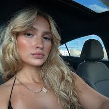 Alicia Poulin's Instagram, Twitter & Facebook