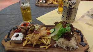 Unweit der bundeswehrkaserne gelegen, ist unser familiäres restaurant heuberg xxl ein beliebter treffpunkt in der region. Bild Von Haus Heuberg Xxl Stetten Am Kalten Markt Tripadvisor