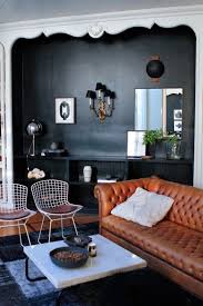 Cognacfarbenes Chesterfield Sofa Vor Dunkler Wand Living Room Decor Apartment Dark Living Rooms Living Room Inspiration