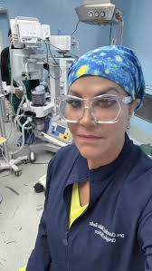 sábado: la gente descansando” 😴, “Yo:” 👩🏻‍⚕️✨, “Listísima para una  liposucción 🔥. “Bye grasa, hola silueta” 💃🏽 Nos vemos en recuperación  con curvas nuevas 😉 #draclaudiamilla #liposucción ...