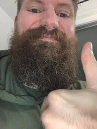 Ich sage das ohne die Absicht, respektlos zu sein. Wenn du dein Gesicht  schlank machst, kannst du alles tun. Der Bart versteckt das Doppelkinn,  damit man viel jünger aussieht. Wenn das eine