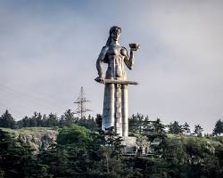 Immagine di Fortezza Narikala e Statua di Kartlis Deda in cima alla collina a Tbilisi vista panoramica