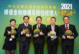 每戶上月帳單或前三個月帳單平均新增金額達 3,000 元，每卡可享有一年三次、每次 100 公里之免費道路救援服務 (須上網登錄車籍資料). ä¸­åœ‹ä¿¡è¨—æ•´åˆä¸‰å¤§æ•¸ä½åŠ›æŒºå‹žå·¥èˆ‡ä¸­å°ä¼æ¥­