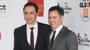 The big bang theory est une sitcom américaine en 279 épisodes de 22 minutes créée par chuck lorre et bill prady, diffusée du 24 septembre 2007 au 16 mai 2019 sur le réseau cbs. Jim Parsons De The Big Bang Theory Est Marie Cosmopolitan Fr