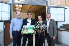 Lionelmessi lisa and thomas are total opposites. Im Stall Mit Nationalspieler Thomas Muller Bw Agrar Online Landwirtschaftliche Informationen Fur Baden Wurttemberg