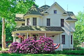 Best Curb Appeal Plants That Make For The Prettiest Homes Curb Appeal Backyard House Front