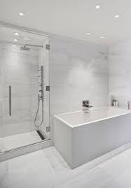 Bagni In Marmo Bianco 30 Idee Per Arredi Di Lusso Mondodesign It Arredo Bagno Bianco Arredamento Bagno Bagno Padronale