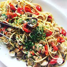 Buonissimi gli spaghetti mari e monti con le vongole, oppure spaghetti con vongole e fiori di zucca. Spaghetti Alle Vongole Con Pomodorini Ricette Al Volo
