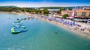 Bei 1.777 kilometern küstenlänge und unglaublichen 1.200 inseln ist es nicht verwunderlich, dass kroatien an vielen orten mit traumhaften stränden. Istrien Sandstrand In Medulin Istriensonne De