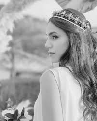 Te casas este verano? 🌞 Es el momento perfecto para elegir ese tocado que  hará que tu look sea inolvidable. Diseñamos piezas únicas, personalizadas,  pensadas para realzar tu estilo y acompañarte en