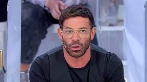 Gianni sperti, in una recente intervista, ha parlato del suo aspetto e degli interventi di chirurgia estetica a cui si è sottoposto. Ued Bufera Roberta E Altre Ex Dame Gianni Dice La Sua Non Provo Stima