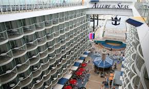 Auf der allure of the seas gibt es 15 verschiedene arten von suiten zwischen 22 und 220 m² die größte suite der allure of the seas ist die 220 m² große royal loft suite für bis zu 8 personen. Allure Of The Seas Kreuzfahrten Kreuzfahrtpiraten