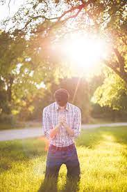 無料写真] 跪いて神に祈りを捧げるアメリカ人男性 - パブリックドメインQ：著作権フリー画像素材集