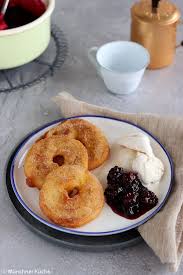 Apfelkuchle Mit Beerenkompott Werbung Munchner Kuche Rezept Apfelkuchle Lebensmittel Essen Dessert Rezepte