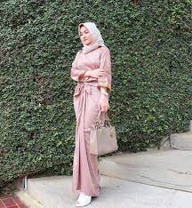 Perancang busana batik mengkombinasikan kain batik dengan bahan polos seperti emboss dan satin untuk memberikan sentuhan yang modern. Style Kondangan Dengan Dress Hijab Berikut Siap Membuat Kamu Terlihat Anggun Dan Cantik