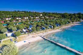 Camping am gardasee wo alpiner charme und mediterrane leichtigkeit verschmelzen. Camping Am Gardasee Mit Zelten Caravan Wohnmobil Und Wohnwagen In Lazise Bardolino Torbole Gunstig Mit Kind Hund
