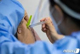 여기에 30세 이상이라면 네이버·카카오 등을 활용한 잔여백신(노쇼백신) 당일 예약 백신 접종도 가능해지면서 전국 위탁의료기관 접종 시작.당국, 이전 최고치 30.7만 경신 전망 11월 집단면역. Acqyl Ufkn2hmm