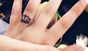 Paling Populer 17 Gambar Tato Cincin Di Jari Saat Tato Di Jari Manis Menggantikan Cincin Nikah Lihat Hasilnya Source Www Provoke Di 2020 Cincin Tato Cincin Kawin