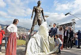 The native of funchal has won five champions league titles with three clubs and five fifa ballon d'or/ballon d'or trophies as the best individual player in that year. Cristiano Ronaldo Statue Mit Pikantem Detail