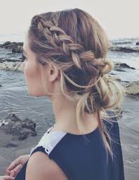 Cheveux Attaches Pour Un Mariage Cheveux Attaches 50 Idees De Coiffures Chics Ou Decontractees Elle Coiffures Chics Coiffure Coiffure Facile
