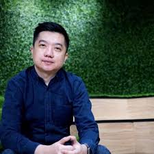 Tokopedia's william tanuwijaya, left, and gojek's nadiem makarim, center, speak with the wall street journal's jason dean. William Tanuwijaya Berani Baru Membangun Tokopedia Merahputih