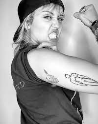 The disney darling turned pop star, miley cyrus has already got an impressive collection of tattoos and there is no sign of her stopping anytime. Unter Die Haut Miley Cyrus Hat Jetzt Ein Matisse Tattoo