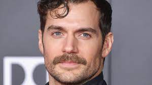 Actor henry cavill took to instagram saturday to ask passionate fans to butt out of his love life. Bisschen Mollig Henry Cavill Nahm Nach Regisseur Diss Ab Promiflash De