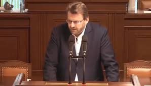 Lubomír volný, poslanec parlamentu čr, se rozhodl sabotovat sněmovní jednání. Lubomir Volny A Marian Bojko Opet Prisli Do Snemovny Bez Rousek Ochranka Je Kvuli Tomu Vyvedla Ze Salu Zivot