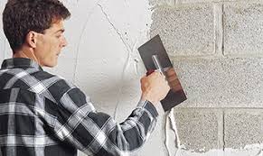 stucen en pleisteren in de badkamer klusadvies en tips muur glad maken muur stucen badkamer