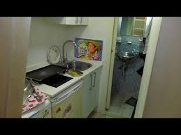 Ideal para cocinas pequeñas, con placa de dos fuegos, fregadero, nevera y armario en la parte baja. Vivir En Un Micropiso De Tan Solo 11 Metros Cuadrados En Madrid Youtube