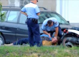 Oradean Incatusat Batut De Politisti In Plina Strada Video